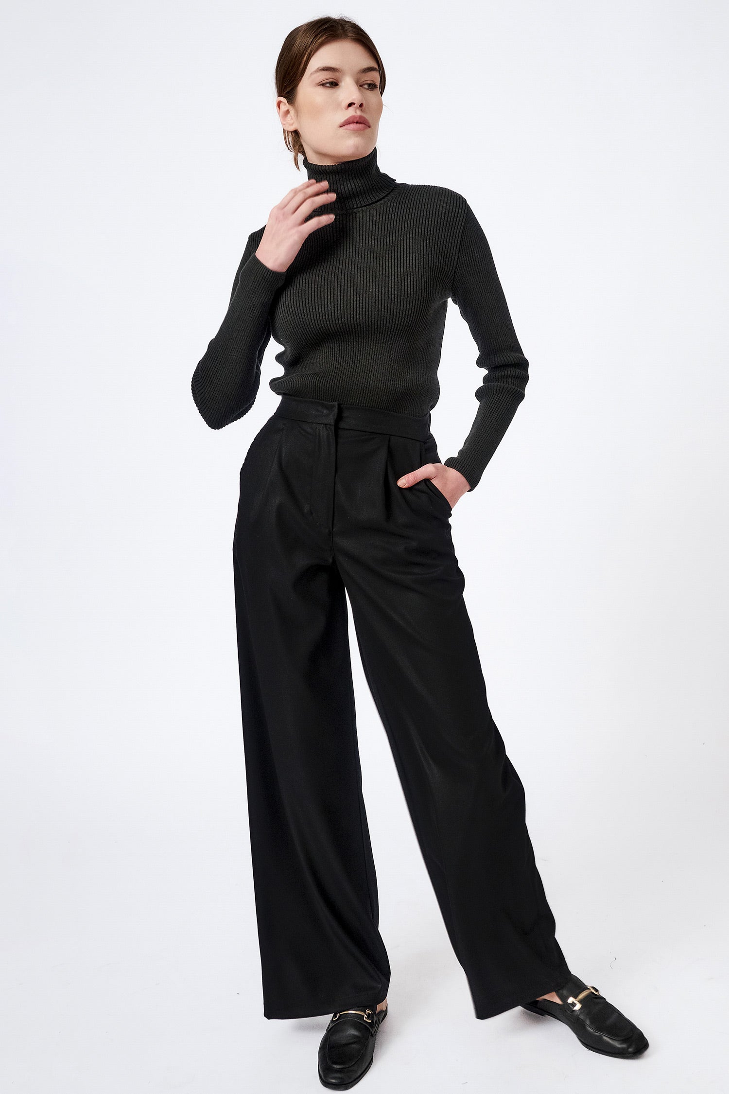 Wide-leg tailored trousers