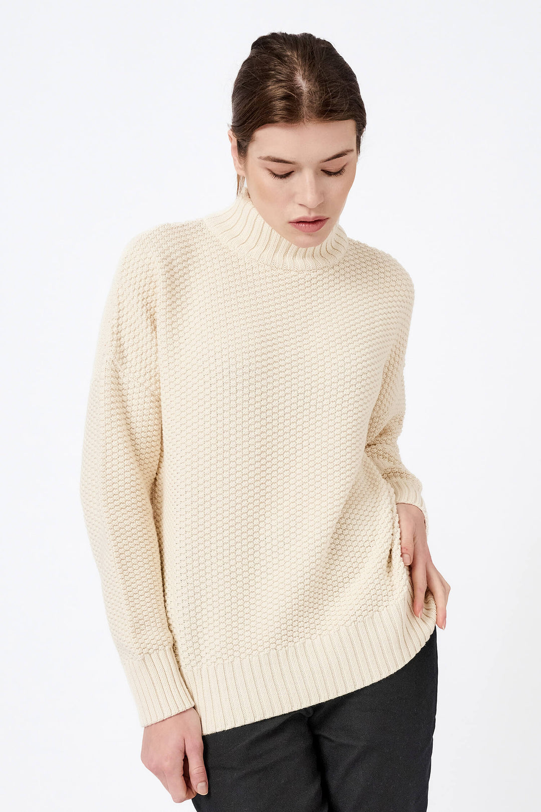 Chunky high neck knitted organic cotton rice cubes pullover in cream color