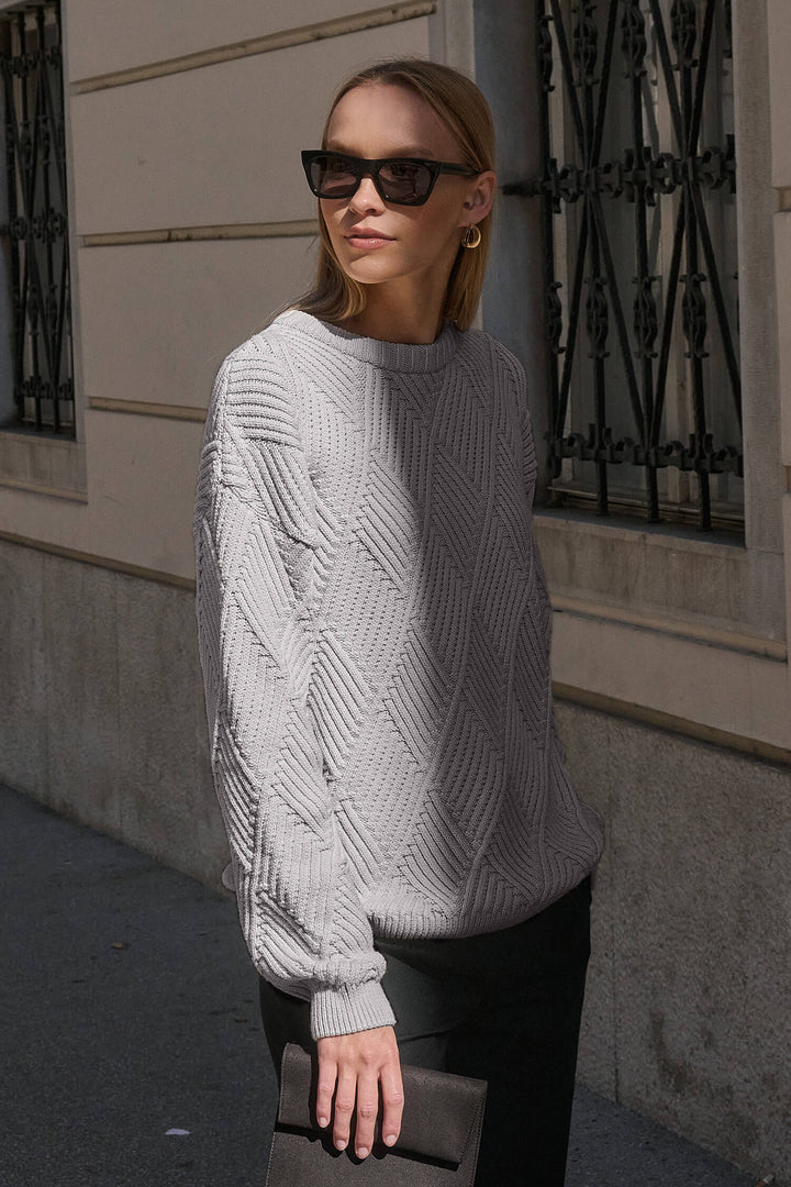 Knitted organic cotton rhomb pullover in grey, featuring a textured rhombus pattern with a soft, minimalist design for everyday comfort