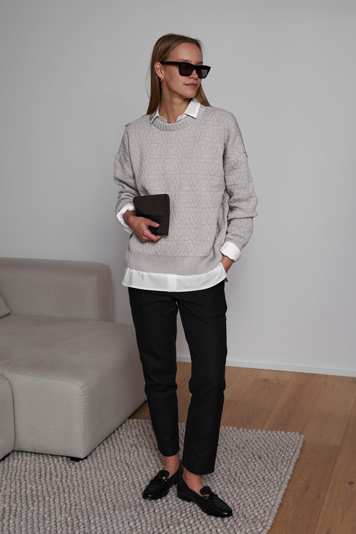 Organic cotton triangle pullover in grey, featuring a textured design and a comfortable, chunky knit for a relaxed, stylish look.